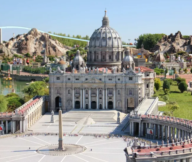 Riproduzione in miniatura della Basilica di San Pietro in un parco tematico.